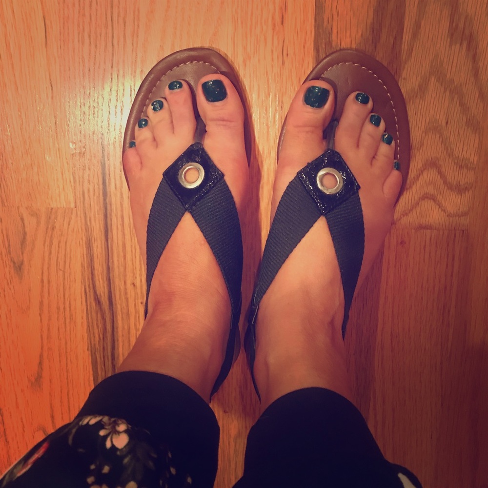 Casual black stretchy sandals